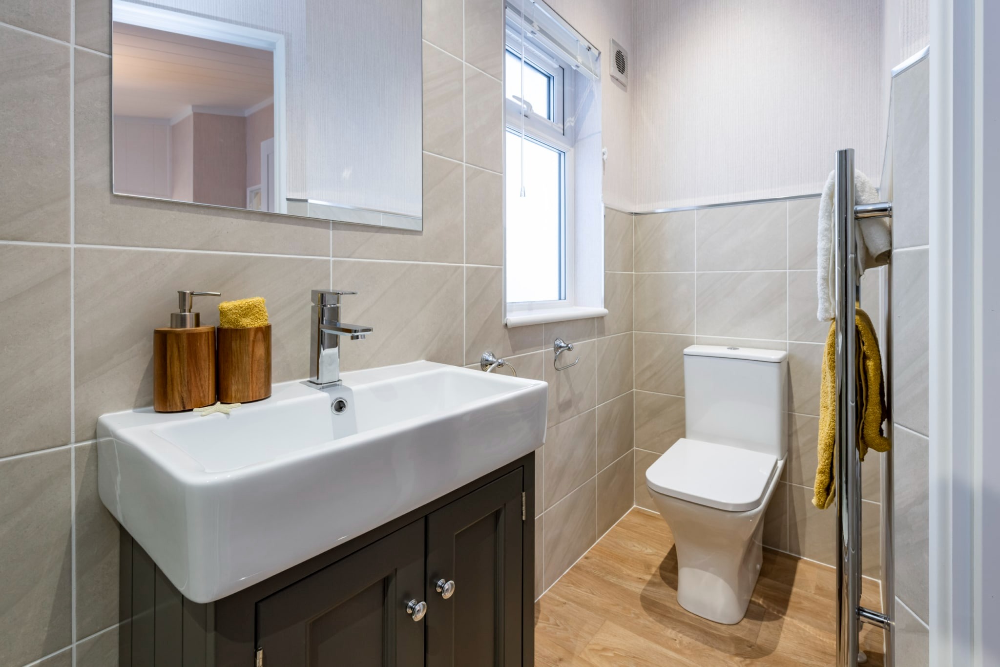 Omar Alderney En suite1 